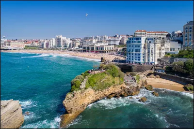 Vrai ou faux ? Biarritz est la ville qui compte le plus de boulangeries en France en 2023.