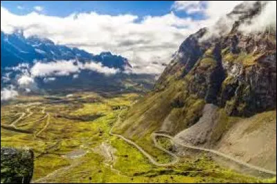 Dans quel pays se situe la route des Yungas, considérée comme la plus dangereuse au monde ?