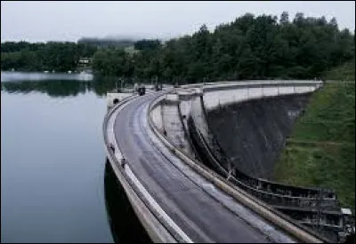 Vous avez sur cette image le lac et le barrage de Saint-Étienne-Cantalès. Village Cantalien, sur les bords de la Cère, il se situe dans l'ancienne région ...