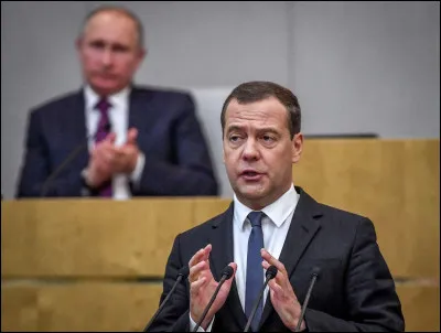 Quel est le nom du président russe qui a succédé à Vladimir Poutine en 2008 ?