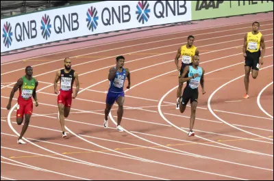 Quel athlète détient le record du monde du 400 mètres ?