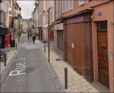 Bon, là, vous en avez vraiment plein les bottes, parce qu'il n'y a même pas de nom de rue, ici ! Oui, mais moi je vous le donne : c'est la rue ...