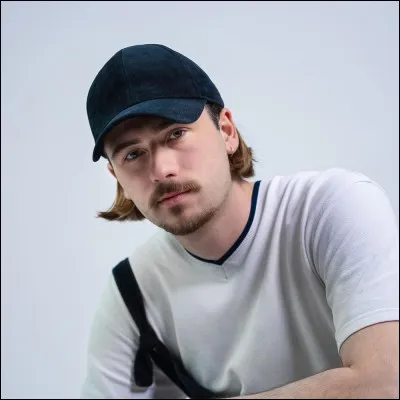 Comment s'appelle ce chanteur ?