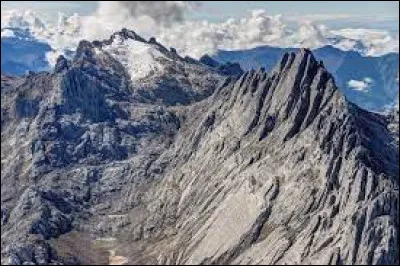 Puncak Jaya,aussi appelé « pyramide Carstensz », se situe :
