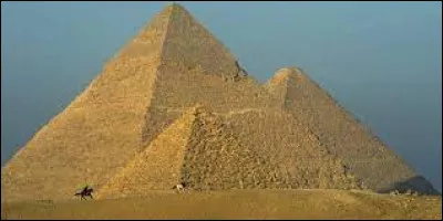 Quel est le nom de la plus petite des trois pyramides de Gizeh ?