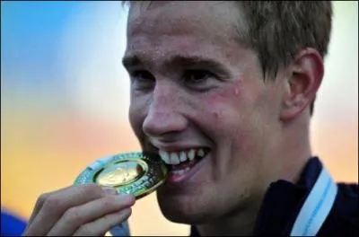 Il a remport le 800m et le 1500m nage libre, il s'appelle...