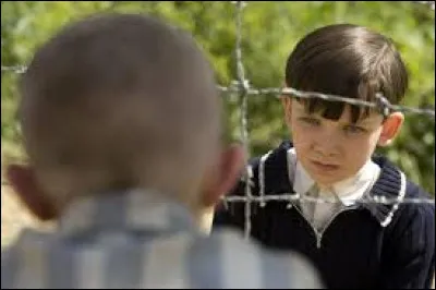 Pourquoi Bruno trouve-t-il les prisonniers étranges, au premier abord ?
