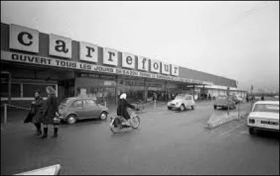 Carrefour : En quelle année a ouvert le premier hypermarché ?