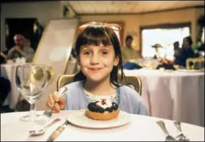 Combien de fois par semaine Mlle Legourdin donne-t-elle cours à chaque classe de l'école ?