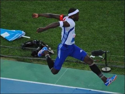 De quel mtal fut la mdaille de Teddy Tamgho au triple saut ?