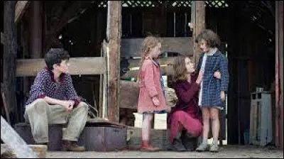 Chez qui les responsables de l'orphelinat envoient-ils les enfants, à la suite d'une dénonciation ?