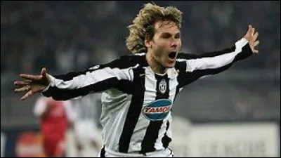 Quelle est la nationalité de Nedvěd ?