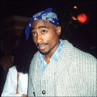 Tupac Shakur était un rappeur américain qui a interprété des titres tels que "Hit' Em Up" ou encore "Ambitionz az a Ridah". Également connu sous les noms de "2Pac" et de "Makaveli", il a vendu plus de 75 millions de disques dans le monde entier. Il fut assassiné à...