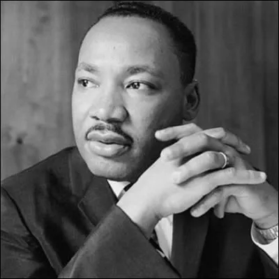 Martin Luther King était un célèbre militant non-violent afro-américain, connu pour avoir lutté pour la cause des Noirs. Il était soutenu par John Fitzgerald Kennedy, qui lui aussi luttait contre la ségrégation raciale aux États-Unis. Il fut d'ailleurs lauréat du prix Nobel de la paix en 1964. Mais malheureusement, comme Malcolm X, on l'assassina. Qui lui a donné la mort ?