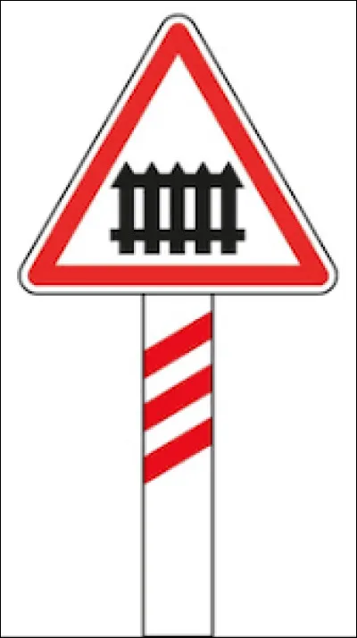 À quelle distance un passage à niveau est-il annoncé ?