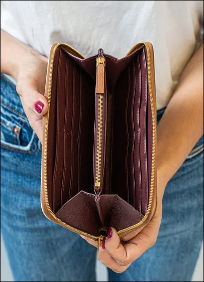 Tu marches dans la rue quand soudain la personne devant toi fait tomber son portefeuille. Que fais-tu ?