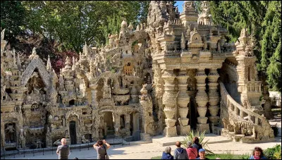 A l'époque où je construisis cet étrange monument, je fus longtemps considéré comme un "fada", faites appel à vos souvenirs pour retrouver mon prénom !