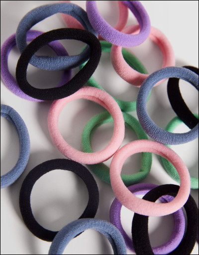 Eh oui, encore ! Tes cheveux sont-ils souvent attachés ?