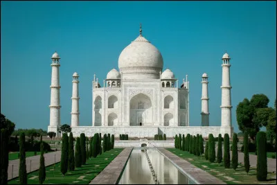 Où se trouve le Taj Mahal, un magnifique monument en marbre blanc ?