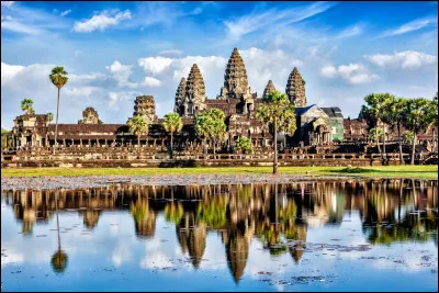 Quelle ville est célèbre pour ses temples anciens d'Angkor Wat ?