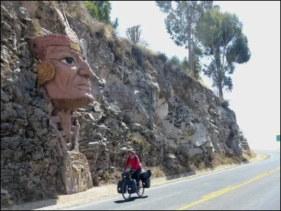 Avec une telle tête sur le bord de la route, je suis forcément au/en...