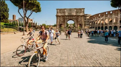 Faire une petite balade à vélo dans la ville éternelle. Je suis par conséquent à...