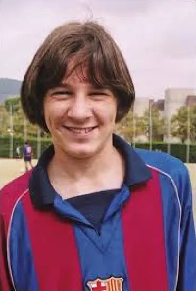 Ainsi, après avoir fait des essais au FC Barcelone, Messi a signé un contrat avec le club, le 14 décembre 2000. Sur quoi est-il attesté ?