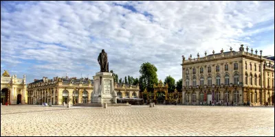 Le 11 on célèbre les Stanislas. Dans quelle ville la place Stanislas fut nommée ainsi en l'honneur du beau-père de Louis XV ?