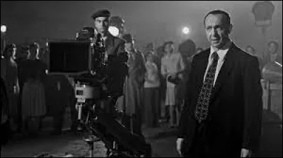 Hongrois, il travaille d'abord en Europe et arrive à Hollywood en 1926, il réalise des films dont certains sont de très grands succès comme "Capitaine Blood" en 1935, "Les Aventures de Robin des Bois" en 1938 et "Casablanca" en 1942 : c'est ...