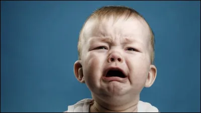 Tu es dans l'avion et un bébé pleure. Que fais-tu ?