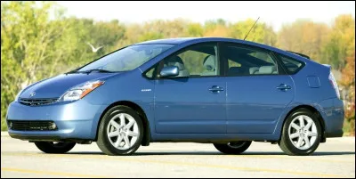 Quelle est cette auto présentée en 1997, pionnière des voitures hybrides ?