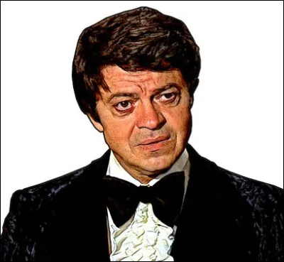 (Épisode "Plein Cadre") L'assassin tue son oncle qui est en train de :