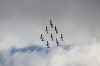 La formation présentée par la patrouille de France sur la photo est...