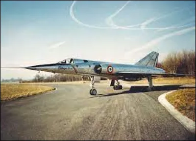 Quel est le nom du bombardier stratégique français capable de voler pendant 30 min à Mach 2 ?