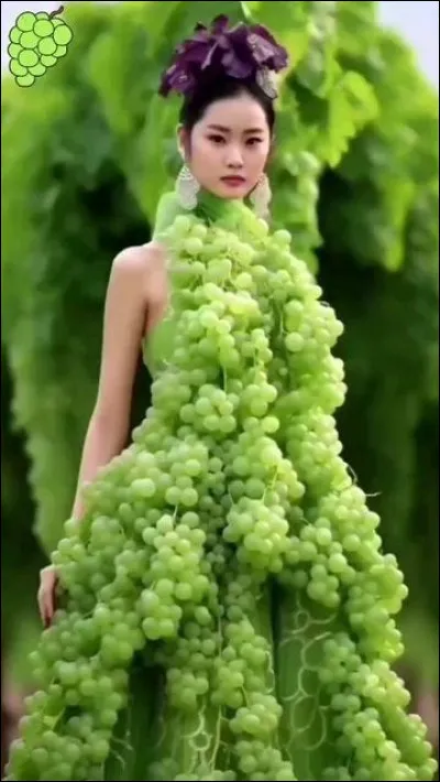 Quant à cette audacieuse création, elle fut réalisée par le grand couturier John Steinbeck. Ce dernier a reproché au mannequin de ne pas être suffisamment souriante et gracieuse pour mettre en valeur sa luxueuse tenue ! Comment prit-elle cette désobligeante remarque ?