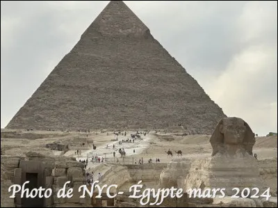 Quelle est cette statue, la plus grande du monde au corps de lion et à tête humaine qui se dresse devant les grandes pyramides sur le plateau de Gizeh ?