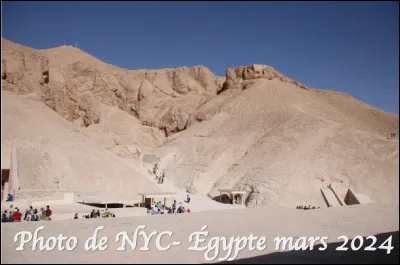 Quel est ce lieu qui abrite de multiples tombeaux de pharaons, d'épouses et d'enfants de pharaons ainsi que des nobles valeureux ?