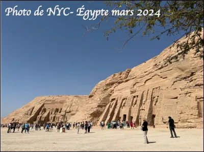 Quel est le nom de ces 2 temples mythiques contruits par Ramsès II en -1 270 avant J.-C.,l'un pour lui et l'autre pour son épouse Nefertari ?