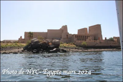 Quel est ce temple, sanctuaire majeur d'Isis, la déesse de l'amour, construit sur une île du Nil, monument édifié au 4ème siècle avant notre ère ?