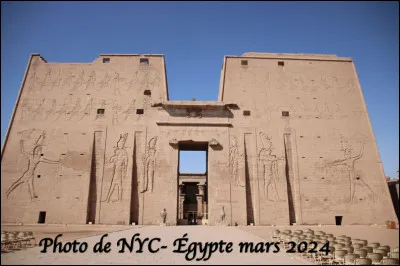 Quel est ce temple situé à Edfou, dédié au dieu à tête de faucon, protecteur de la monarchie pharaonique ?