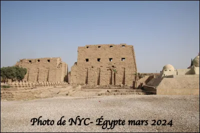 Quel est ce site, un complexe religieux de temples, de chapelles, de pylônes, développé pendant 2 000 ans par les pharaons avec à sa tête le dieu Amon-Rê ?
