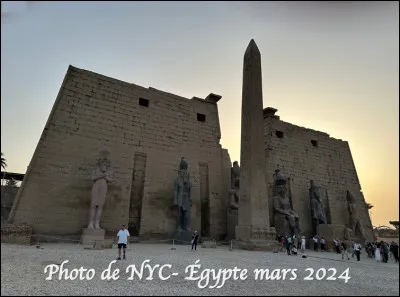 Dans quelle ville est situé le temple voué au culte du dieu Amon, caractérisé par son unique obélisque orpheline car l'autre est à Paris ?