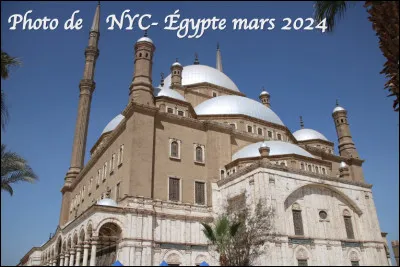 Quel est le nom de cette mosquée fondée en 970 par Le général Jawhar ben Abdalah Sigilli, le conquérant de l'Égypte en 969 ?