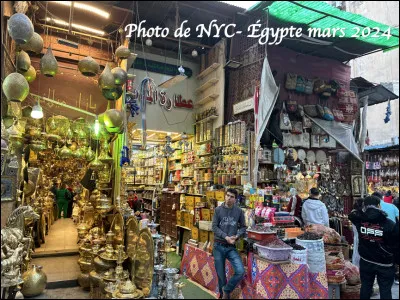 Quel est cet immense marché animé situé au centre de la ville du Caire, fondée en 1382 ?