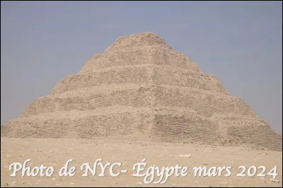 Quel est ce type de pyramide de - 2 600 avant J.-C. que l'on trouve dans la nécropole de Saqqarah au sud du Caire ?