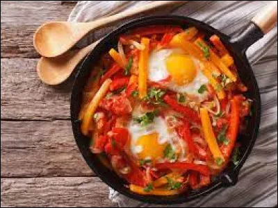 Piperade : Quel ingrédient trouve-t-on obligatoirement dans la recette traditionnelle de cette spécialité du Sud-Ouest de la France ?