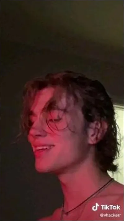 Te voilà face à face avec ton maître. Il sapproche de toi, un sourire aux lèvres