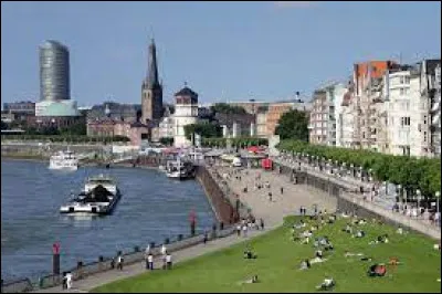 Quelle est cette ville allemande sur les bords du Rhin ?