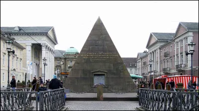 Dans quel pays d'Europe se trouve une pyramide datant de 1823, le tombeau du fondateur de la ville de Karlsruhe érigé au centre de la commune ?