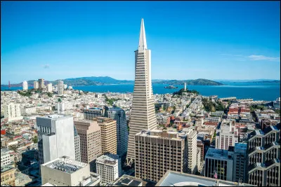 Dans quelle ville de Californie surnommée "The City by the Bay" est situé le gratte-ciel "Transamerica Pyramid" érigé en 1960 ?
